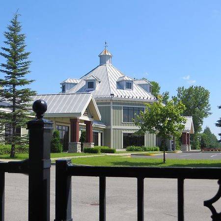 Hotel St-Bernard Saint-Bernard-de-Lacolle Exterior foto