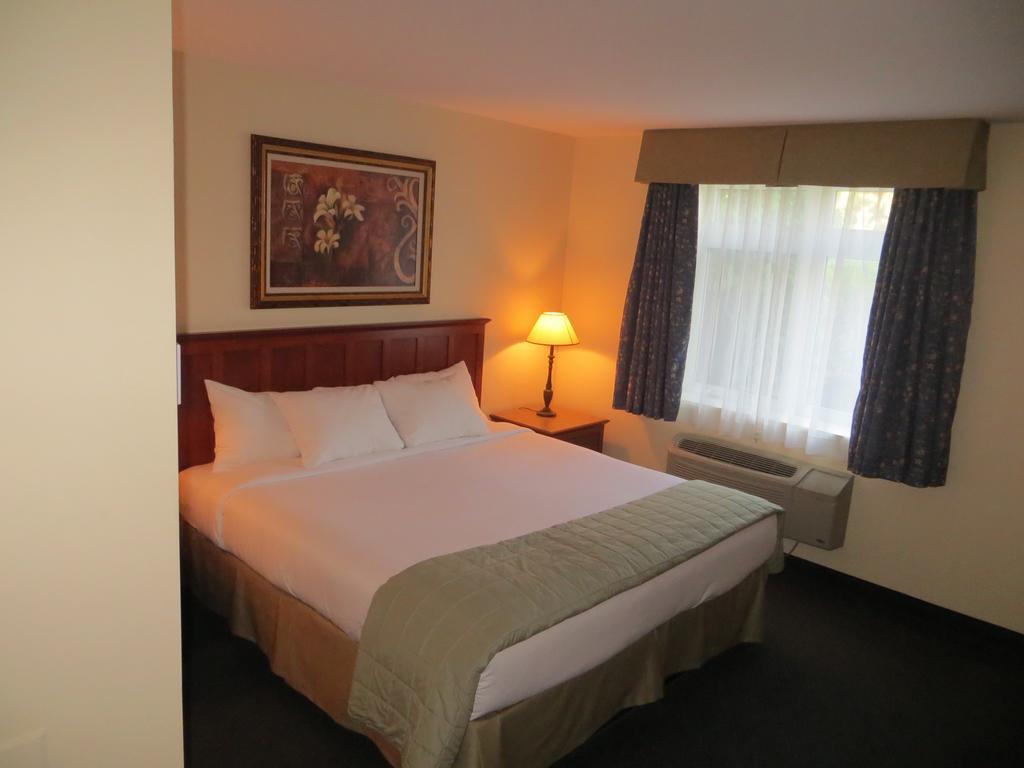 Hotel St-Bernard Saint-Bernard-de-Lacolle Zimmer foto