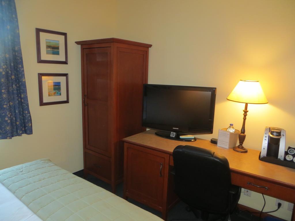 Hotel St-Bernard Saint-Bernard-de-Lacolle Zimmer foto