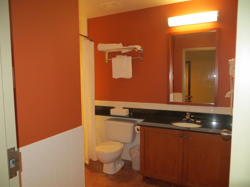 Hotel St-Bernard Saint-Bernard-de-Lacolle Zimmer foto