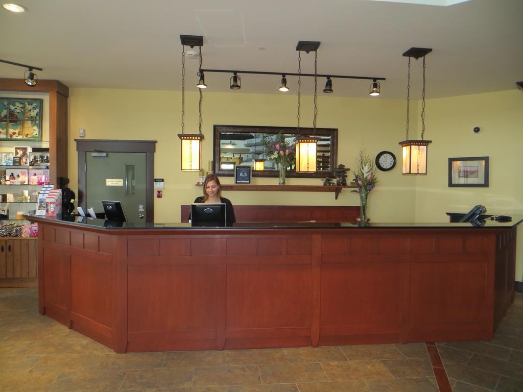 Hotel St-Bernard Saint-Bernard-de-Lacolle Exterior foto