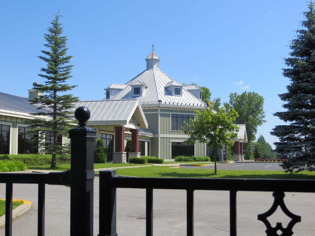 Hotel St-Bernard Saint-Bernard-de-Lacolle Exterior foto